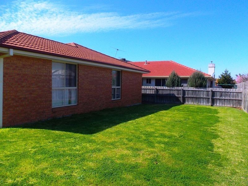 18 Salamander Drive, Taylors Lakes VIC 3038