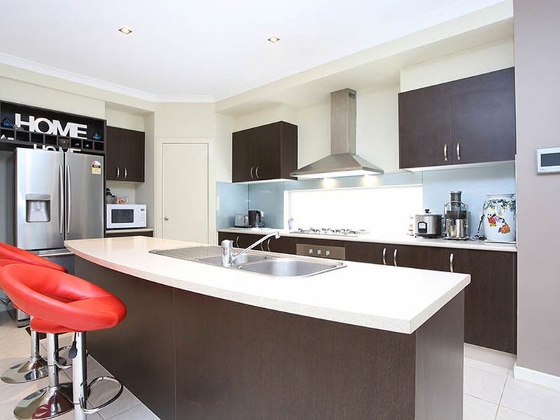 5 The Avenue, Caroline Springs VIC 3023