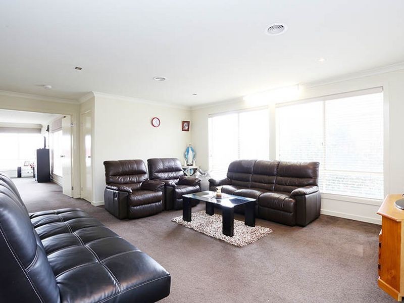 5 The Avenue, Caroline Springs VIC 3023