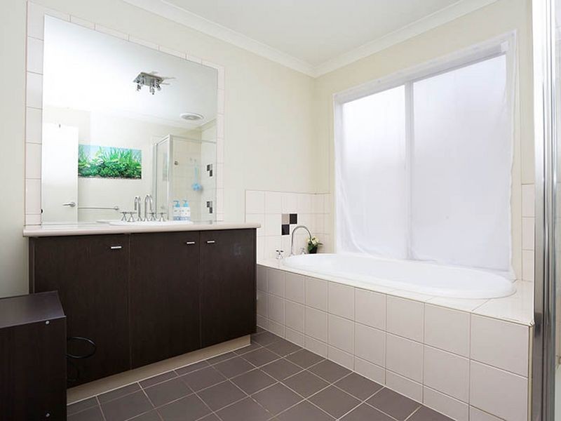 5 The Avenue, Caroline Springs VIC 3023