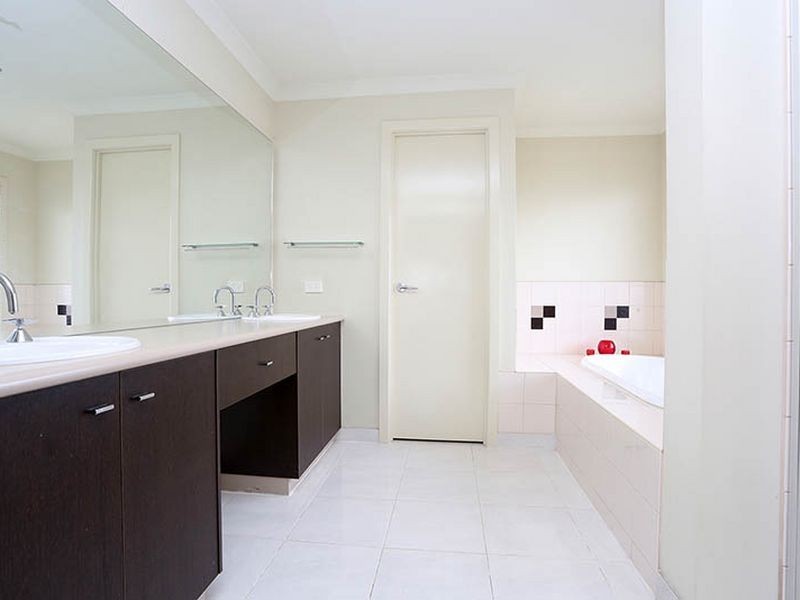 5 The Avenue, Caroline Springs VIC 3023