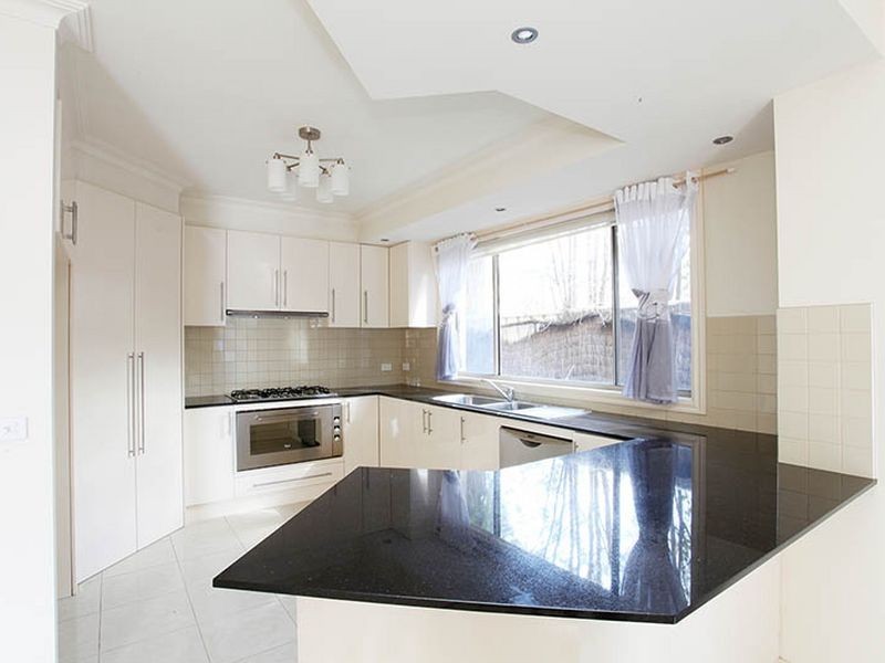 2 Caves Lane, Caroline Springs VIC 3023