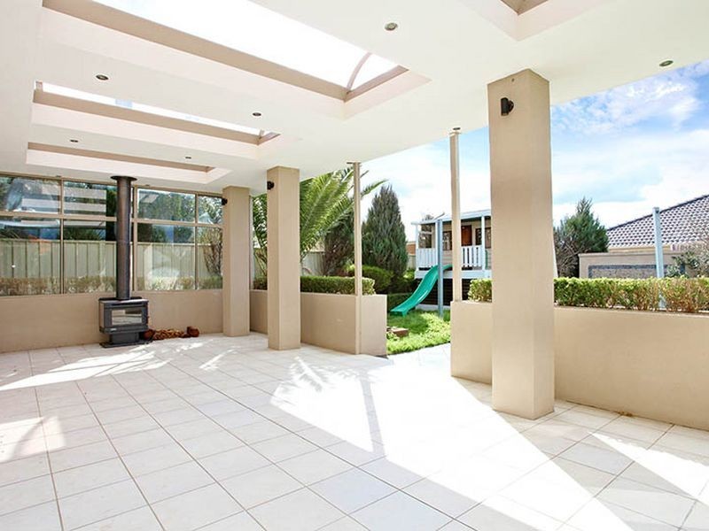 2 Caves Lane, Caroline Springs VIC 3023