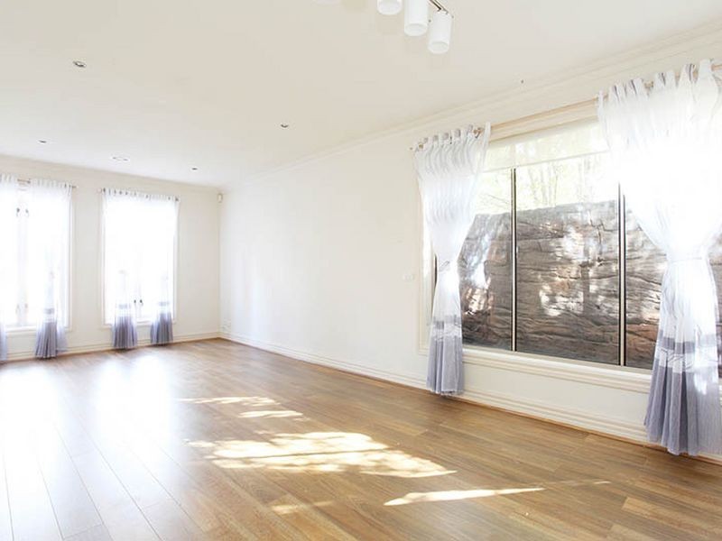 2 Caves Lane, Caroline Springs VIC 3023