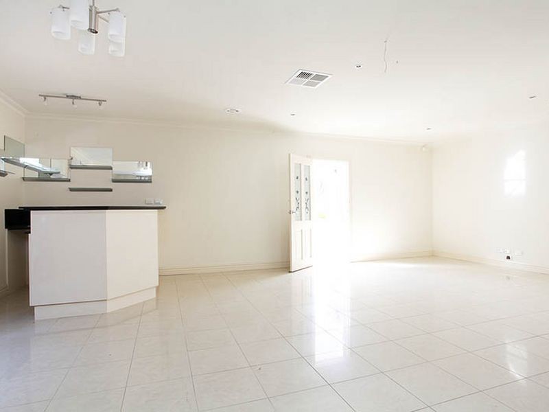 2 Caves Lane, Caroline Springs VIC 3023