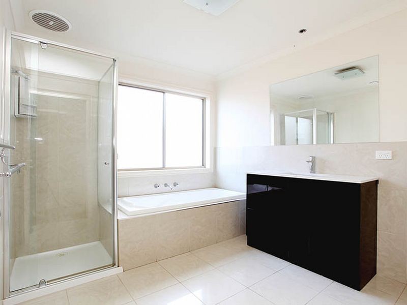 2 Caves Lane, Caroline Springs VIC 3023