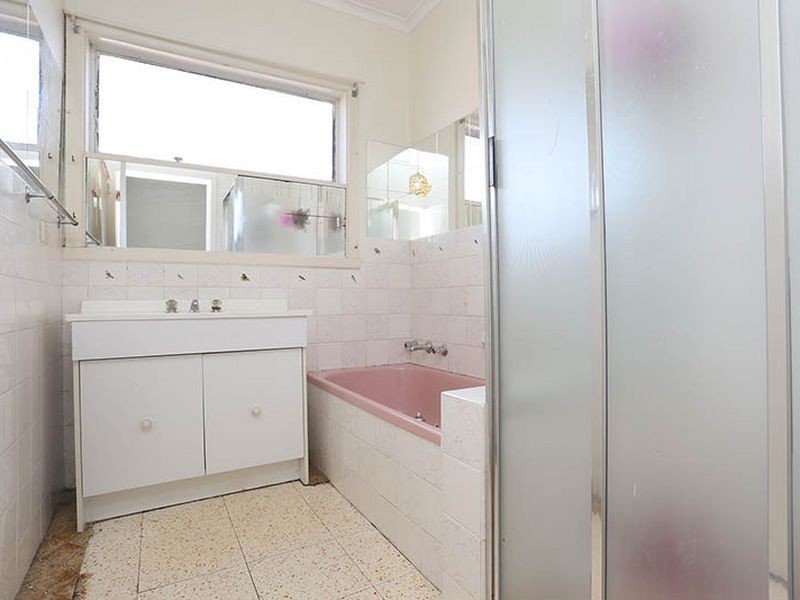 18 Winifred Street, St Albans VIC 3021