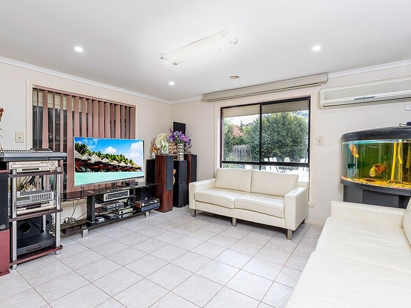 24 Tannaroo Crescent, Delahey VIC 3037