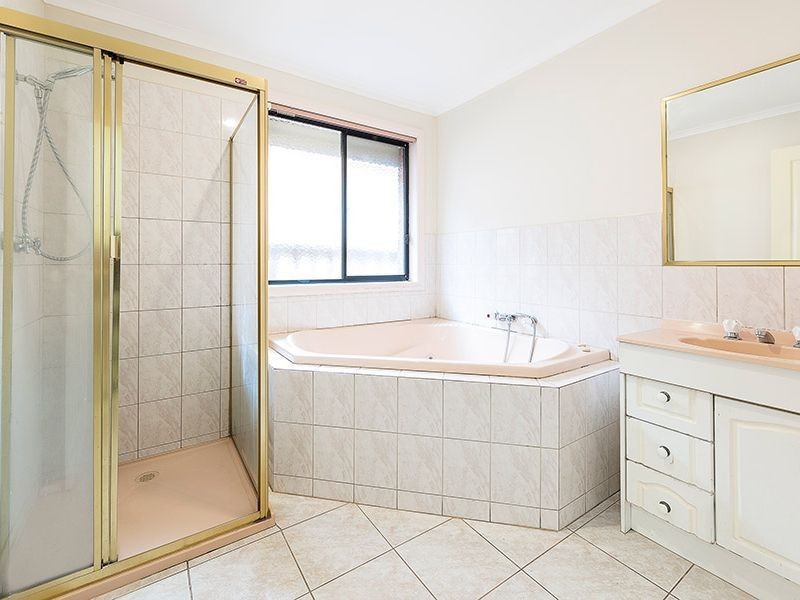 24 Tannaroo Crescent, Delahey VIC 3037