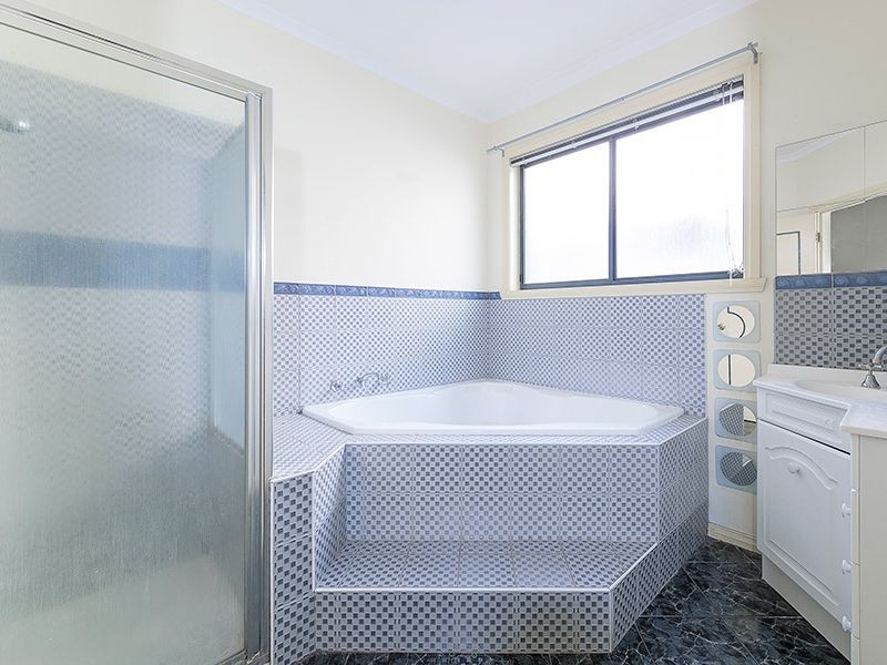 8 Westbrook Place, Deer Park VIC 3023