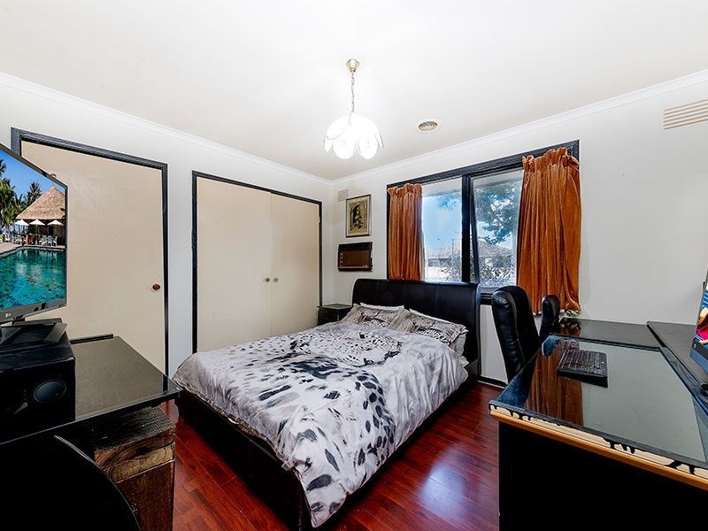 18 Gladstone Street, St Albans VIC 3021