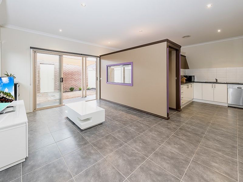 1/12 Henry Street, St Albans VIC 3021