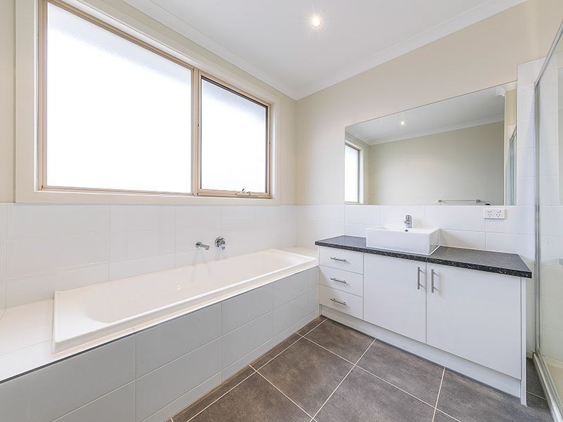 1/12 Henry Street, St Albans VIC 3021