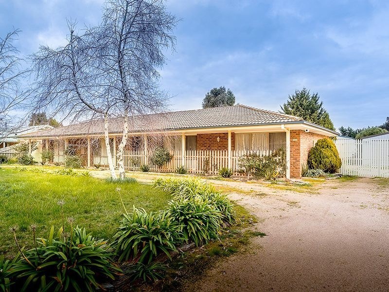 16 Coleraine Drive, Romsey VIC 3434