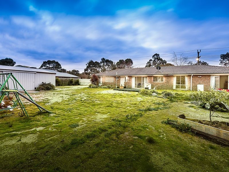16 Coleraine Drive, Romsey VIC 3434