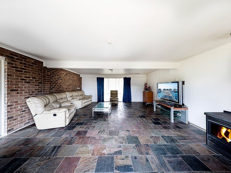 16 Coleraine Drive, Romsey VIC 3434