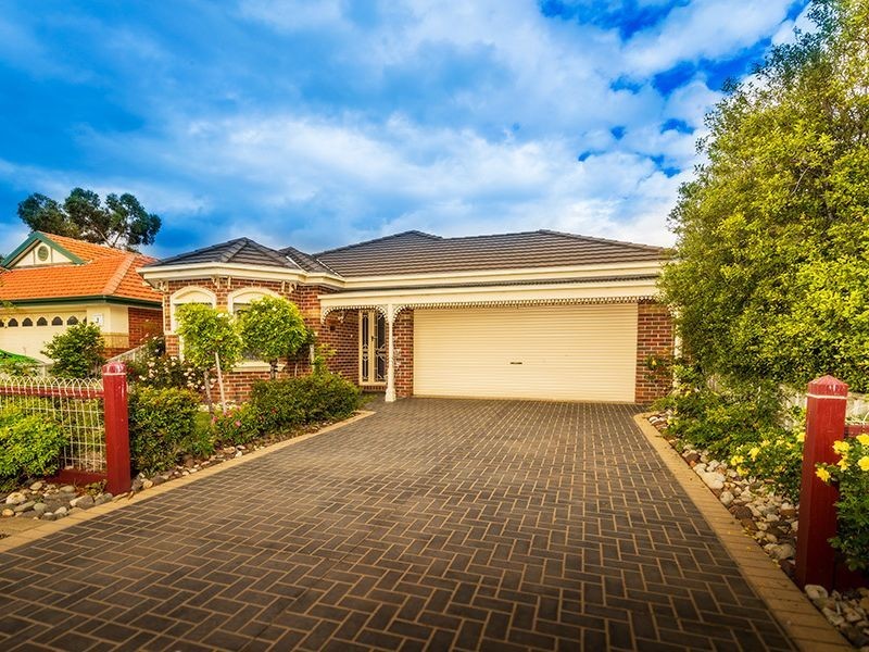 2 Heaton Court, Caroline Springs VIC 3023