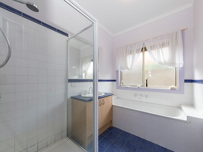 2 Heaton Court, Caroline Springs VIC 3023