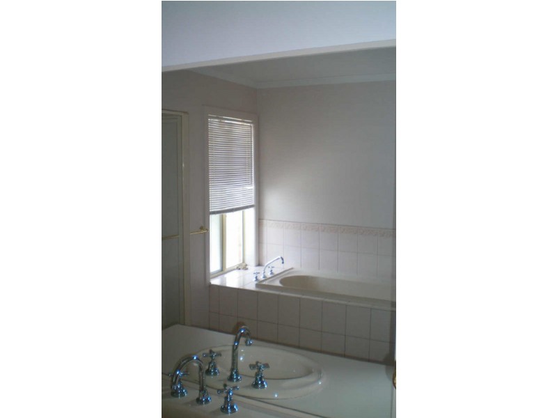 35 Tussock Crescent, Sydenham VIC 3037