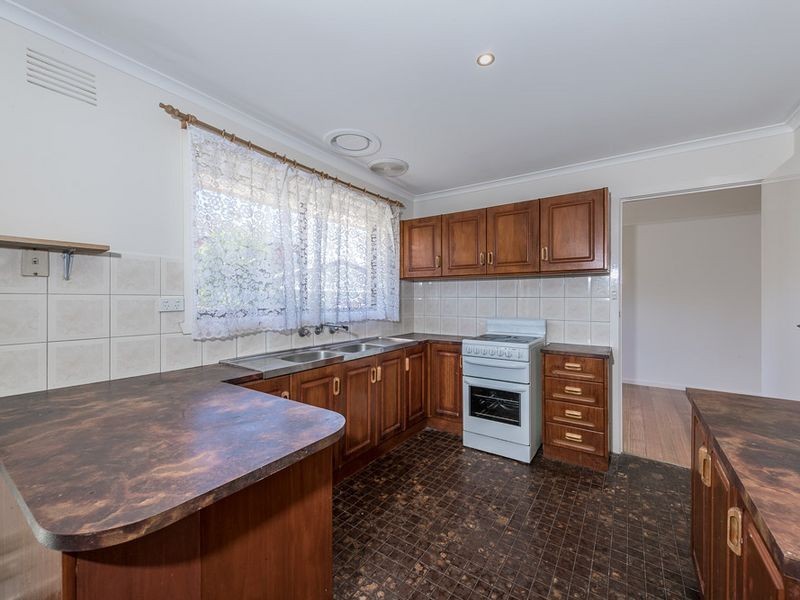 8 Halifax Close, St Albans VIC 3021