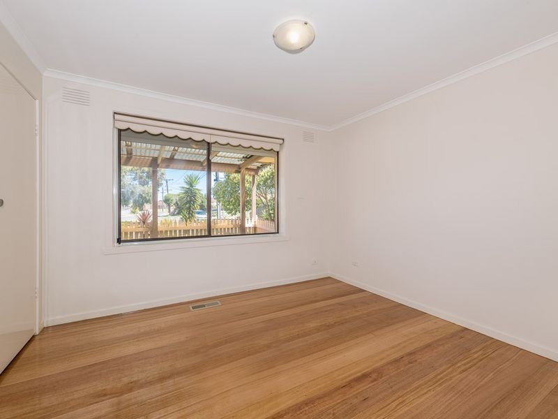 8 Halifax Close, St Albans VIC 3021