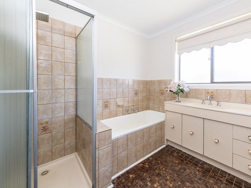 8 Halifax Close, St Albans VIC 3021