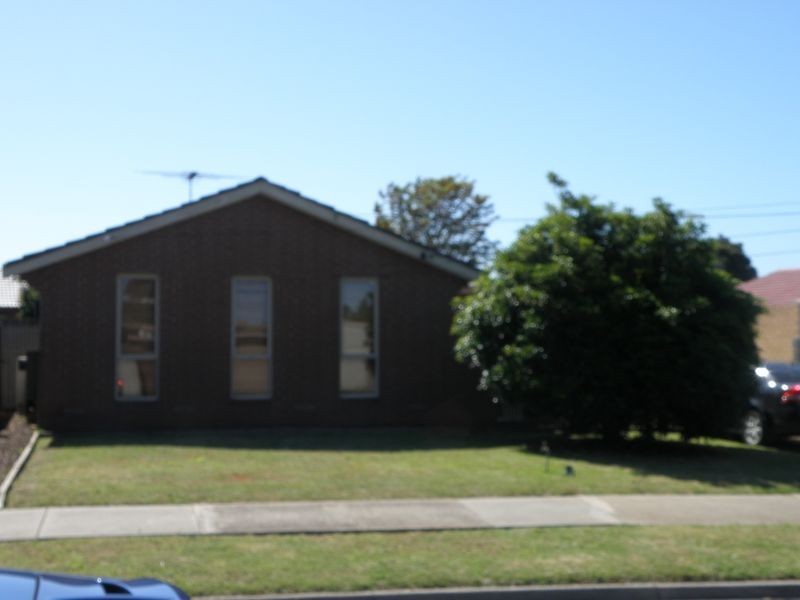 8 Wattle Avenue, Kings Park VIC 3021