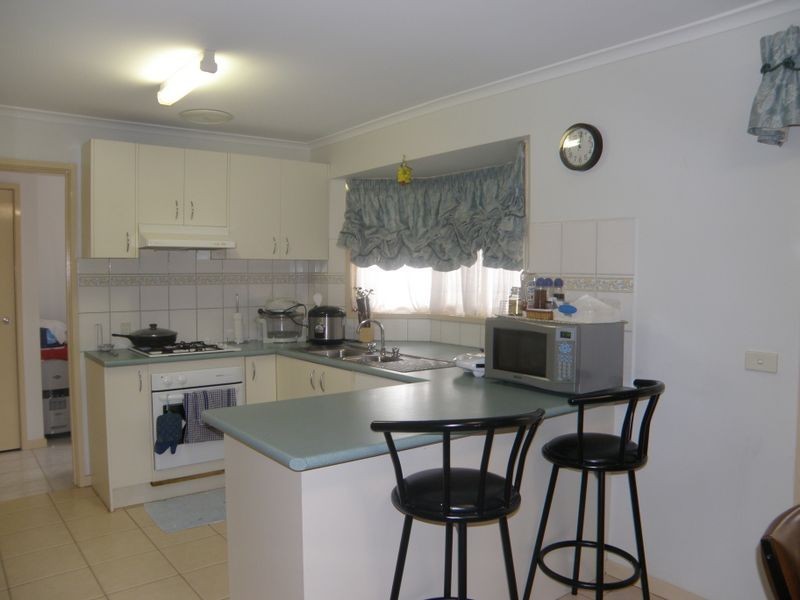 8 Mankina Circuit, Delahey VIC 3037
