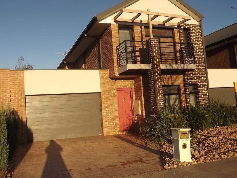 90 Jindabyne Avenue, Taylors Hill VIC 3037