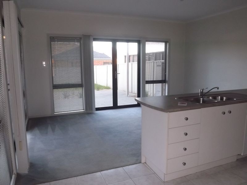 90 Jindabyne Avenue, Taylors Hill VIC 3037