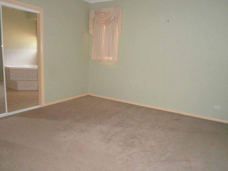 7 Silverdale Walk, Deer Park VIC 3023