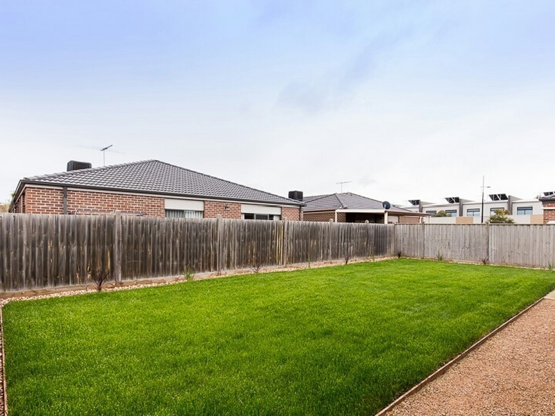 11 Bushlark Crescent, Williams Landing VIC 3027