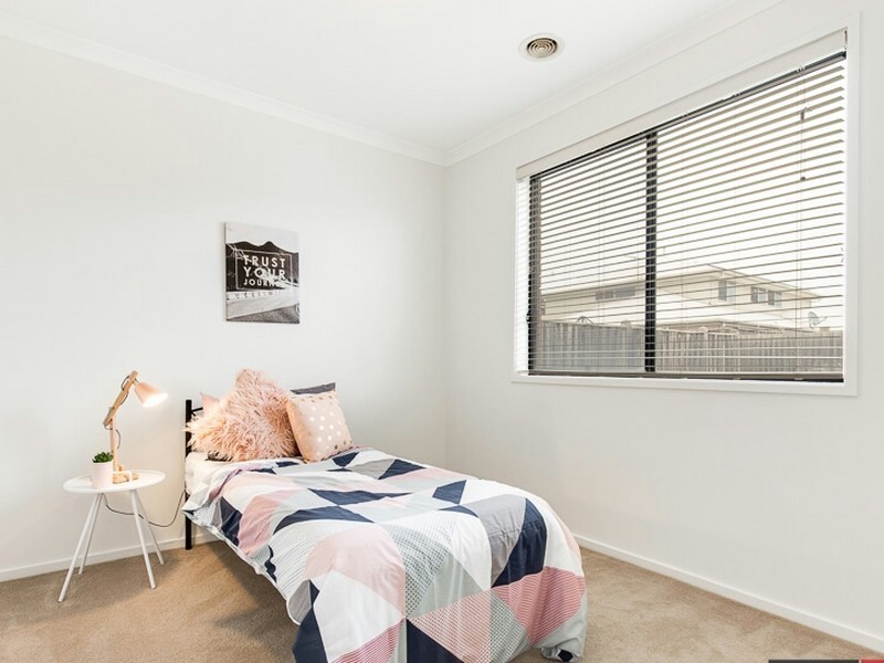 11 Bushlark Crescent, Williams Landing VIC 3027