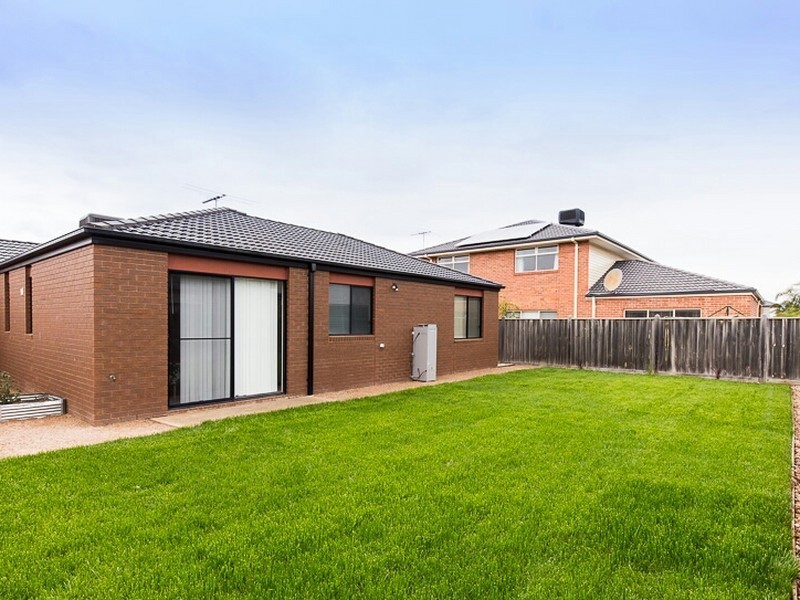 11 Bushlark Crescent, Williams Landing VIC 3027