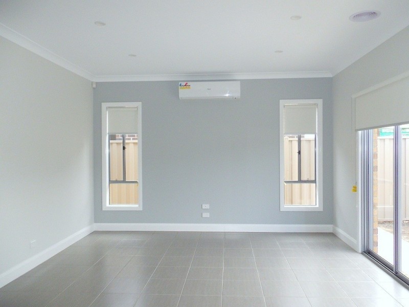 21 Lawrence Avenue, Melton West VIC 3337