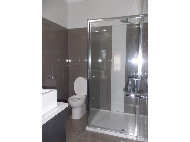 21 Lawrence Avenue, Melton West VIC 3337