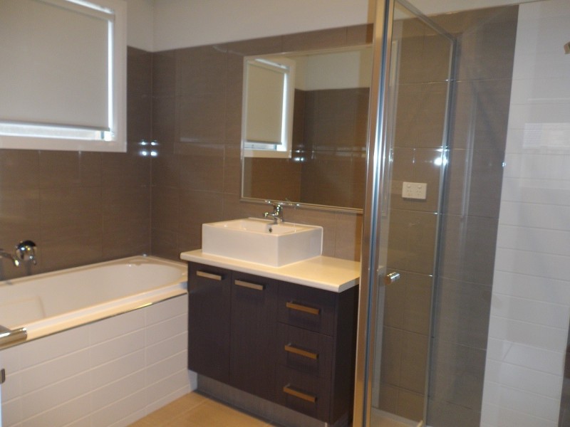 21 Lawrence Avenue, Melton West VIC 3337