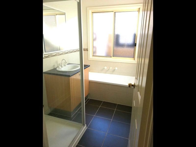 2/8 Lorraine Court, Hillside VIC 3037