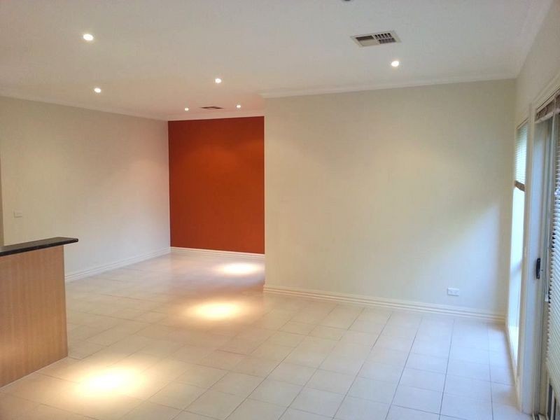 2/8 Lorraine Court, Hillside VIC 3037