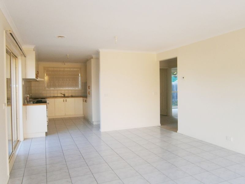 2/217 Sunshine Ave, St Albans VIC 3021