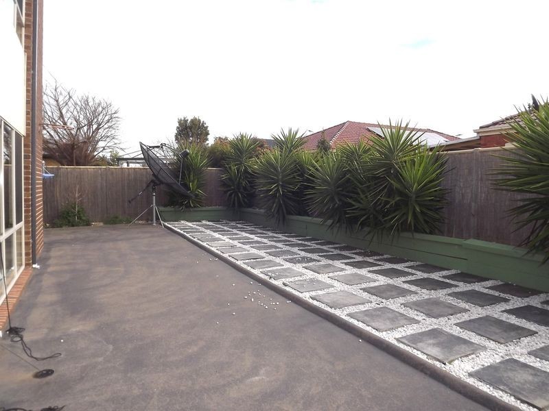 5 The Avenue, Caroline Springs VIC 3023