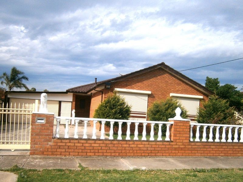 15 Baguley Cres, Kings Park VIC 3021