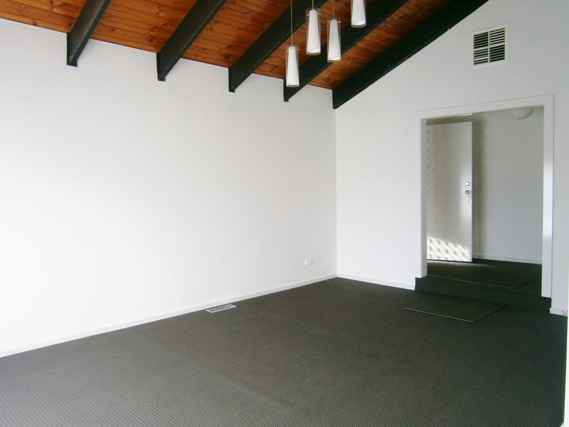 15 Baguley Cres, Kings Park VIC 3021