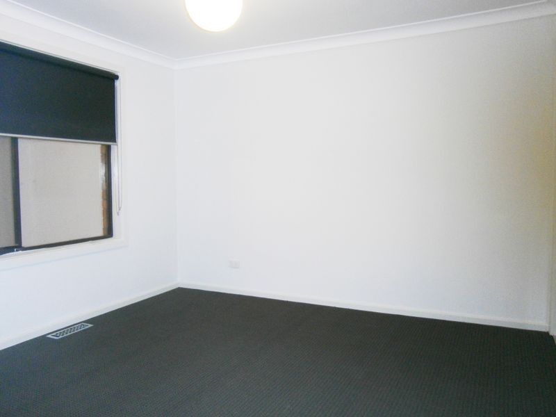 15 Baguley Cres, Kings Park VIC 3021