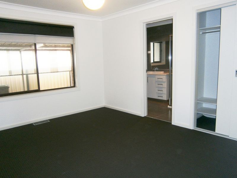 15 Baguley Cres, Kings Park VIC 3021