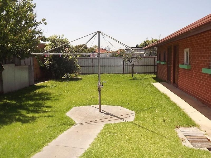 32 Kings Road, St Albans VIC 3021