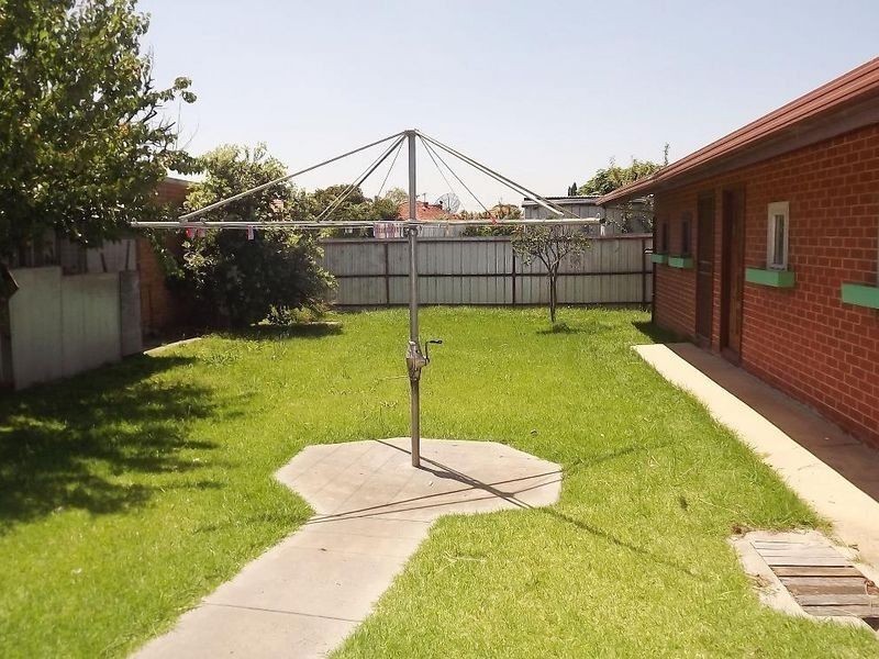 32 Kings Road, St Albans VIC 3021