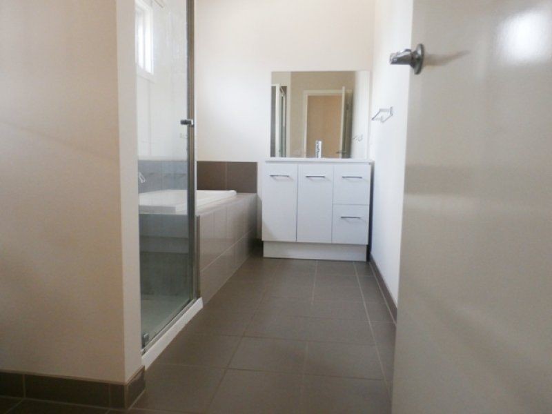 2/10 Camdale Pde, St Albans VIC 3021