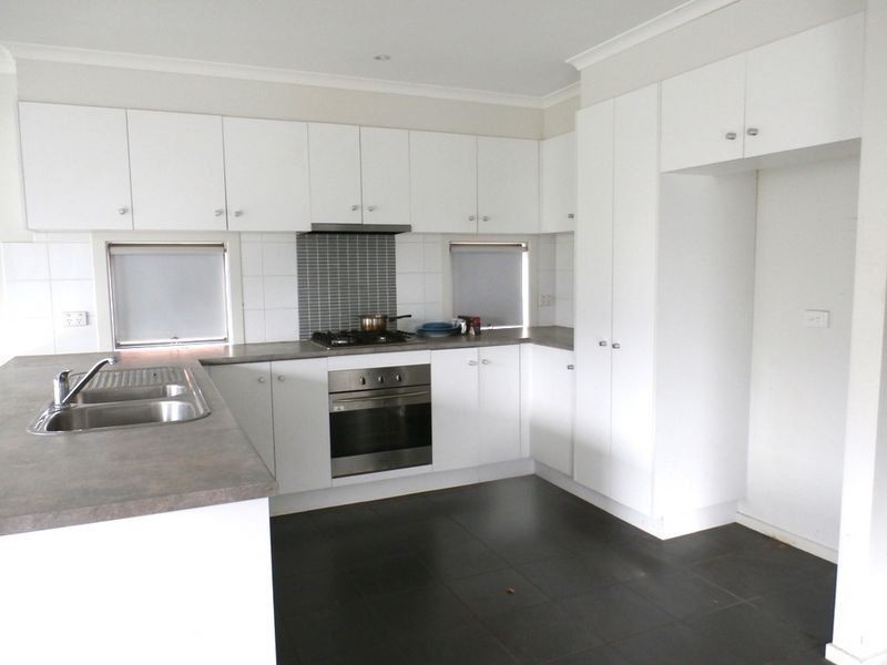 14 Edmondshaw Drive, Deer Park VIC 3023