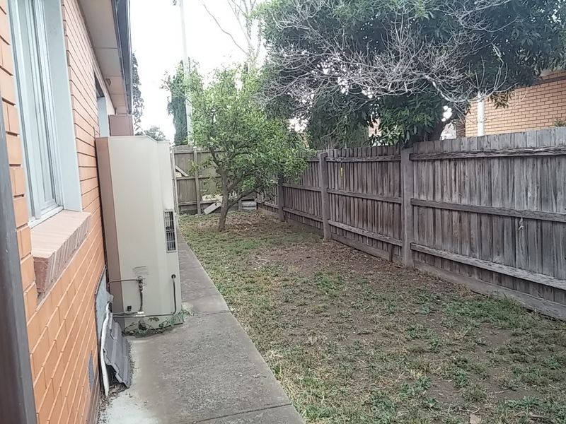 1/2 Marsden Crescent, St Albans VIC 3021